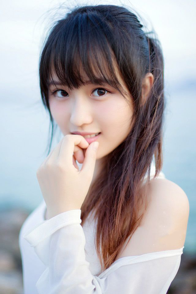 “原来如此，难怪敢硬撼我弩阵，只是不知那滕盾能支撑多久？”魏延闻言点点头，令旗挥动，继续保持着箭簇的射击，同时开始前移，三排人马不断调动着方位，前排的射手将箭匣射空之后，迅速后退，后排射手紧跟着继续射击，形成连绵不断的箭簇压制，而严颜也开始缩小阵型，向这边开来。